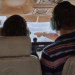 两名飞行员坐在塞斯纳天鹰172飞机的驾驶舱里.